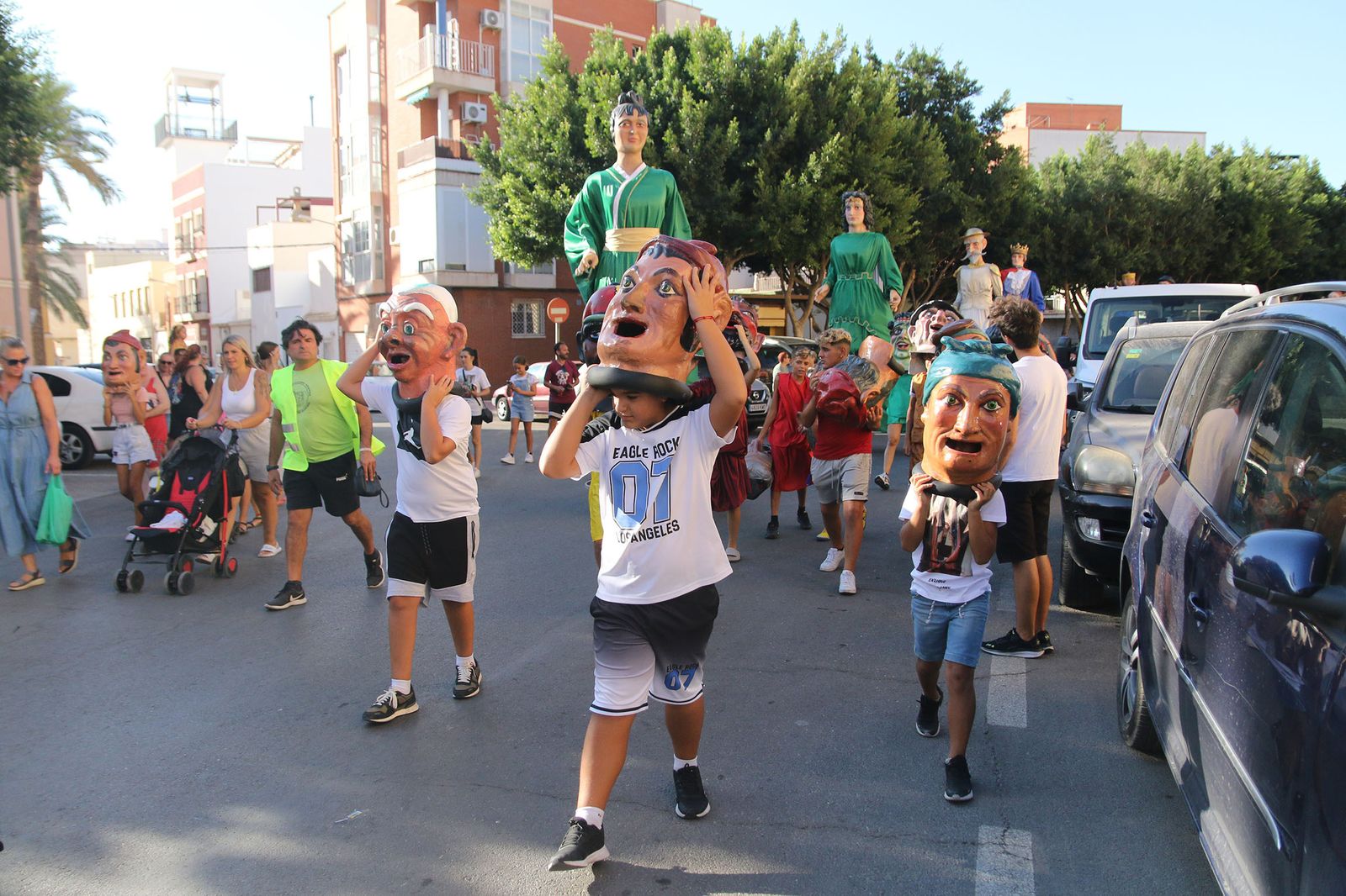 La Diana de gigantes y cabezudos, recorriendo las calles de Los Ángeles y Plaza de Toros