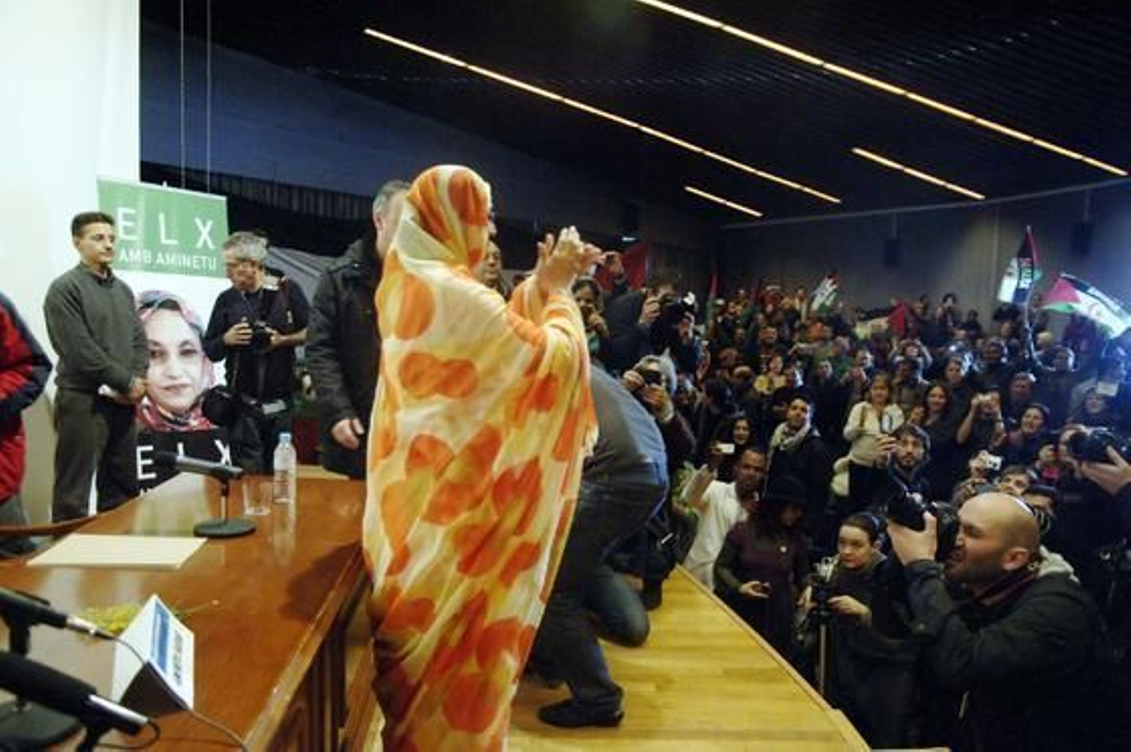 La Facultad de Ciencias se llenó para ver a la activista saharaui

Foto: Patri Díez
