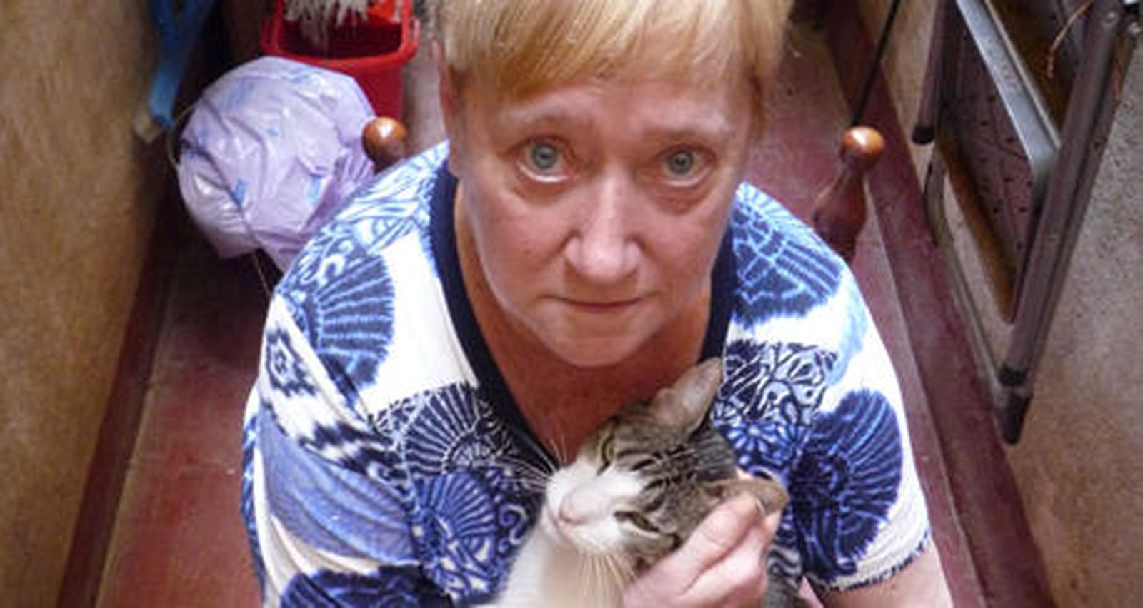 Tras largos años de observación, y con cámaras que manipulan los tres miembros de una familia, David Moncasi cuenta sin sentimentalismos ni alardes la terrible historia de Paquita, madre de un hijo esquizofrénico: su lucha por salir adelante en el día a día, su relación con su hijo. Segundo largometraje documental del director de La muñeca del espacio.