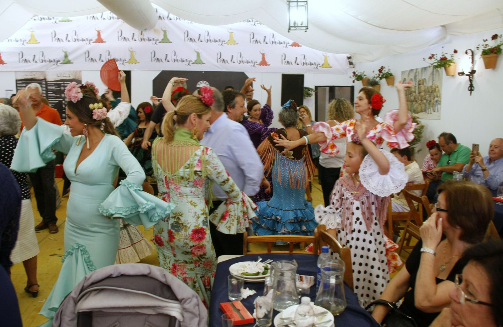 En el interior de las casetas, animación y baile por sevillanas.