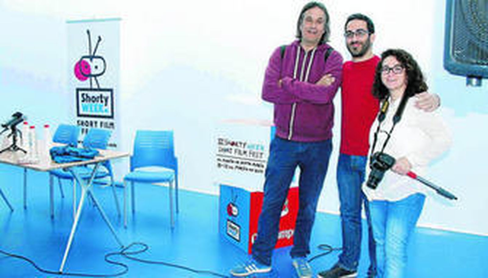 Manuel Iborra, con los miembros de su equipo Sara Gallardo y José Luis Acquaroni ayer en el Shorty Week.