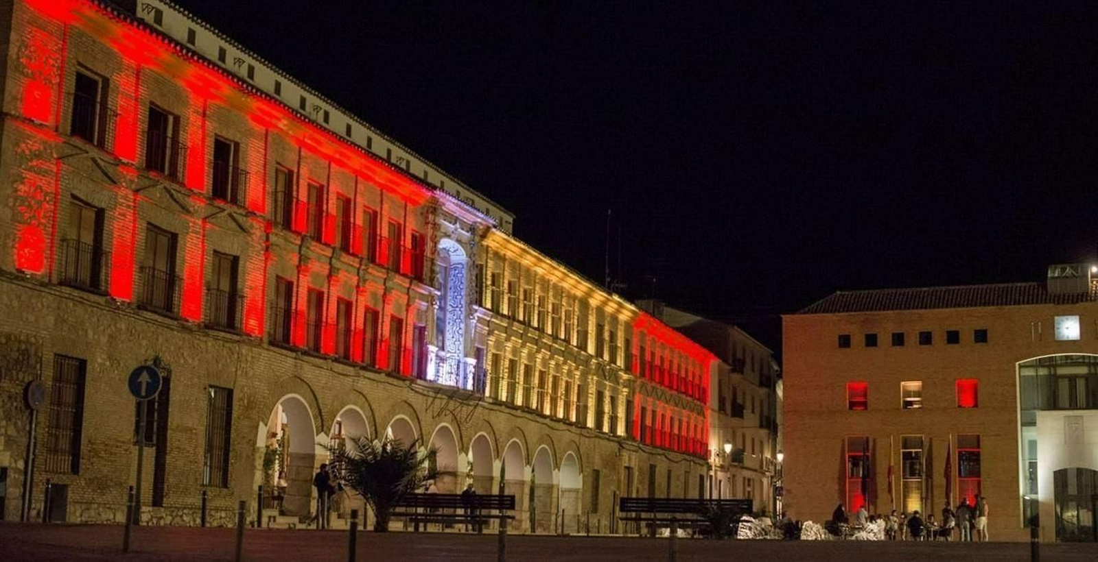 Plaza de la Constitución de Baena, iluminada con la bandera de España.