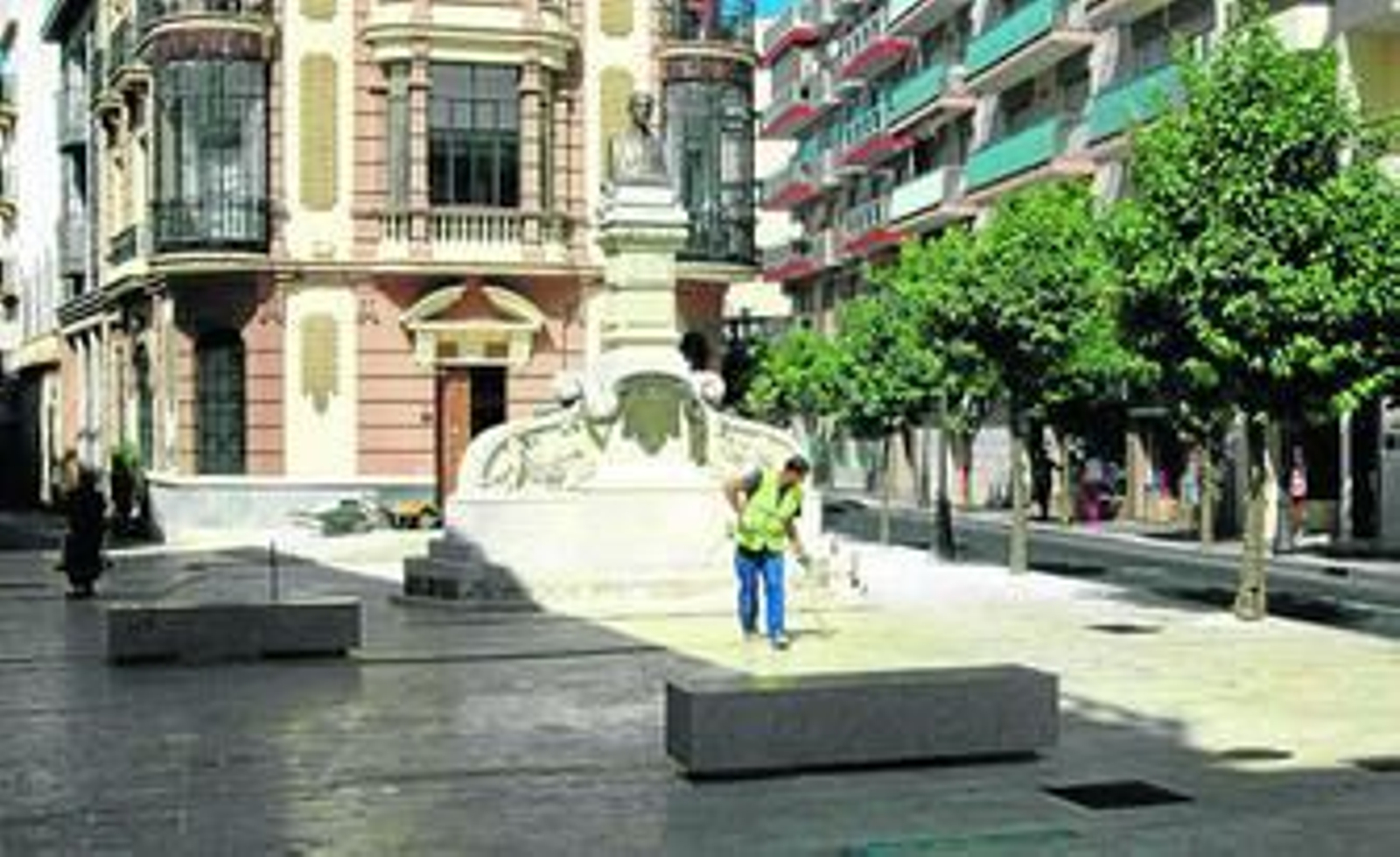 Uno de los trabajadores en la Plaza de Mora Claros termina de limpiar y adecentar el terreno tras la jornada de trabajo.