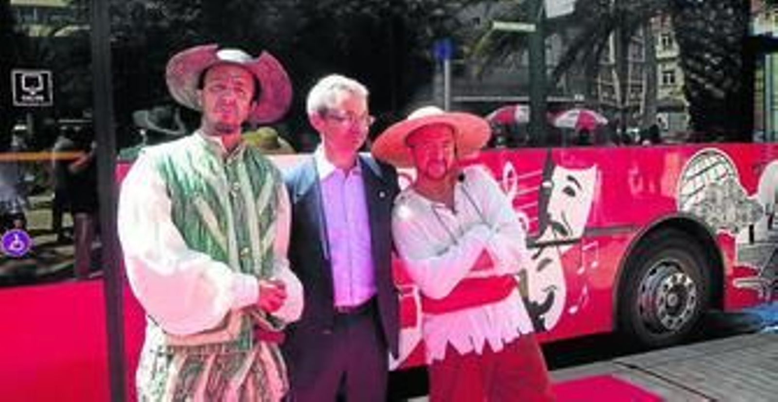 Antonio Vázquez, gerente de autocares Vázquez Olmedo, junto con los actores de Teatro Bus.