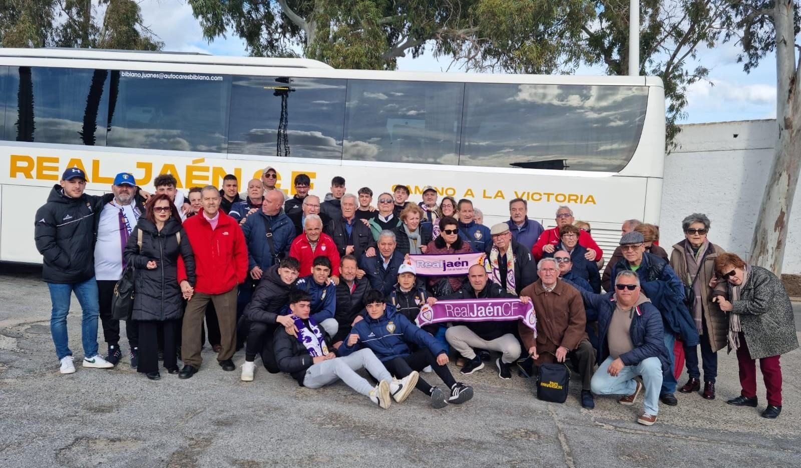 Aficionados del Real Jaén, en uno de los desplazamientos en bus de la temporada pasada. Aficionados del Real Jaén, en uno de los desplazamientos en bus de la temporada pasada.