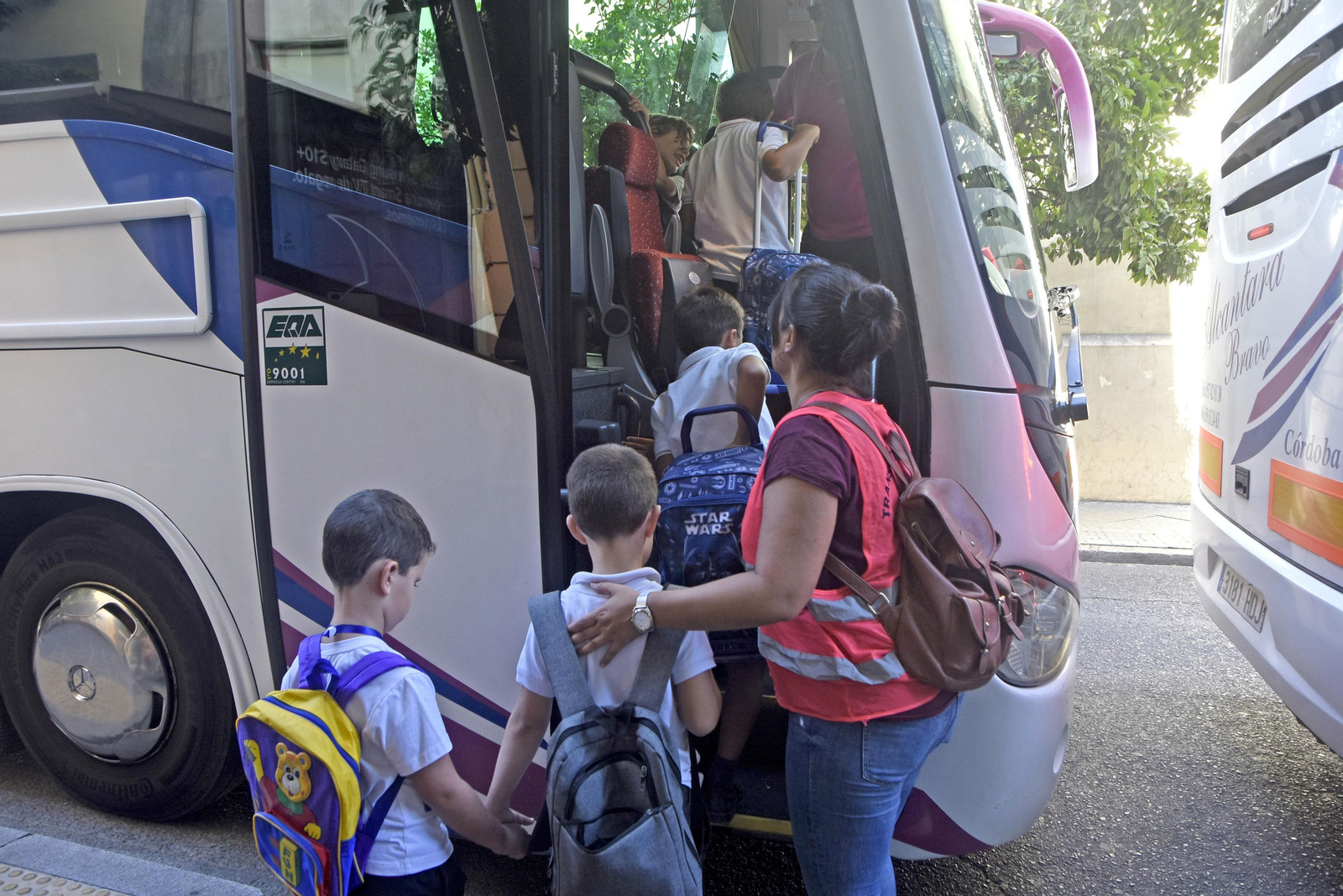 Un grupo de niños sube a un autobús escolar.