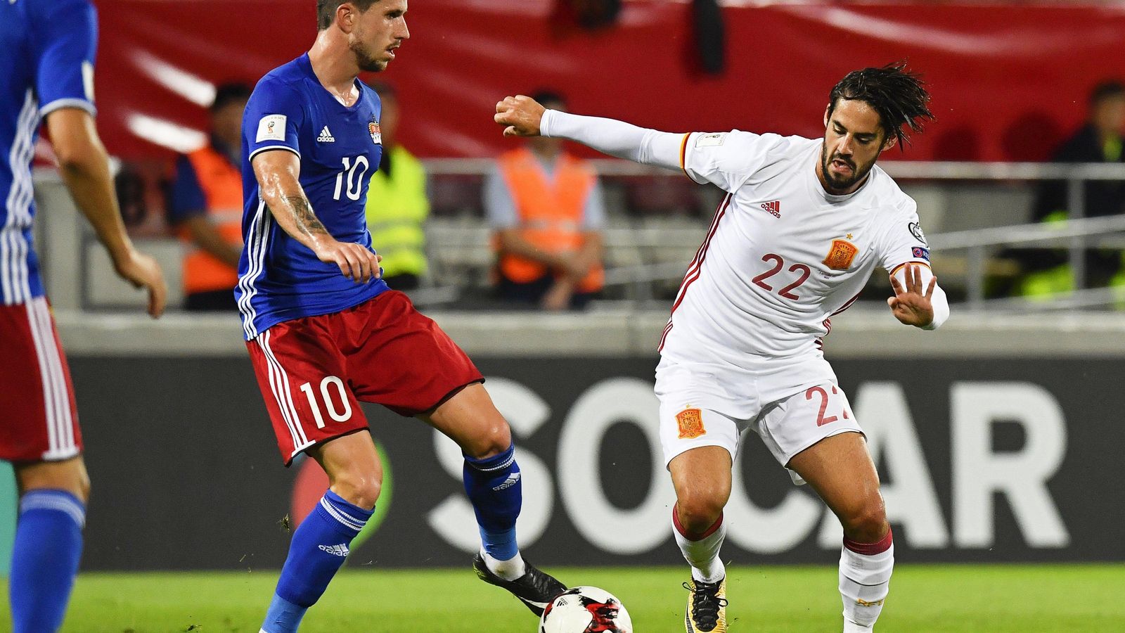 Isco entra a un rival.