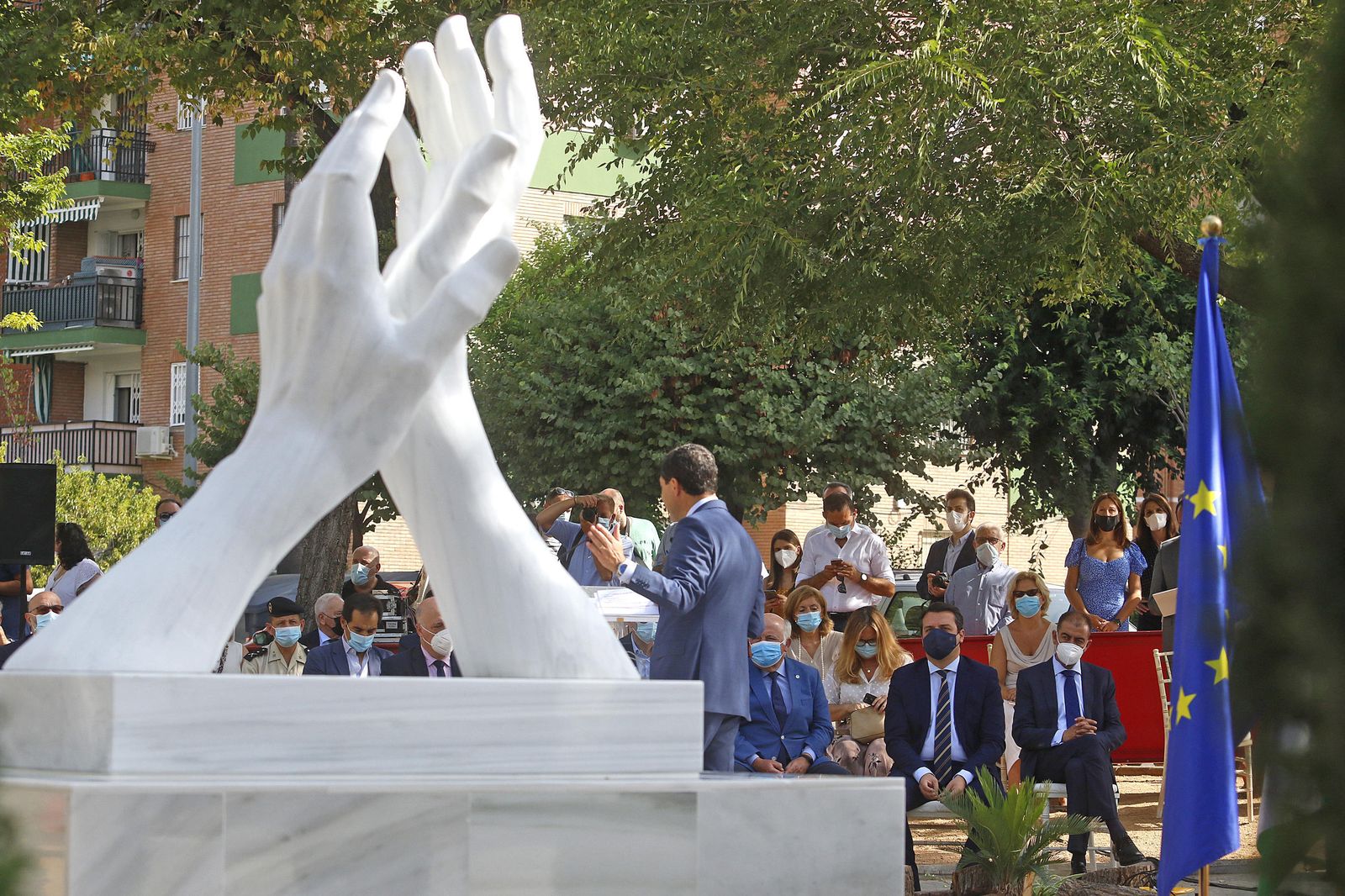 La escultura en honor a los sanitarios en Córdoba, en fotos