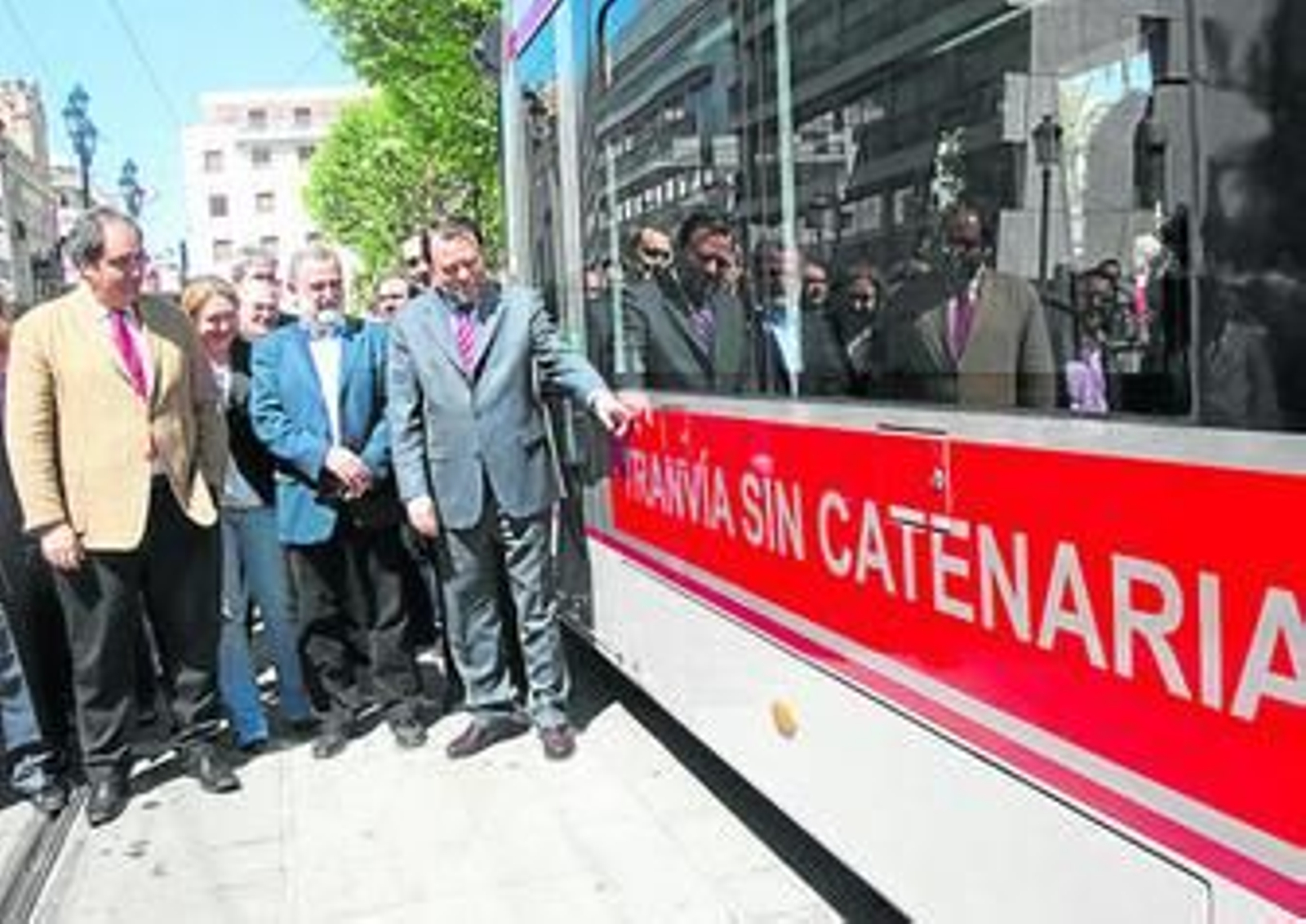 Monteseirín presidió ayer el primer viaje comercial del único tranvía que funciona ya sin catenarias.