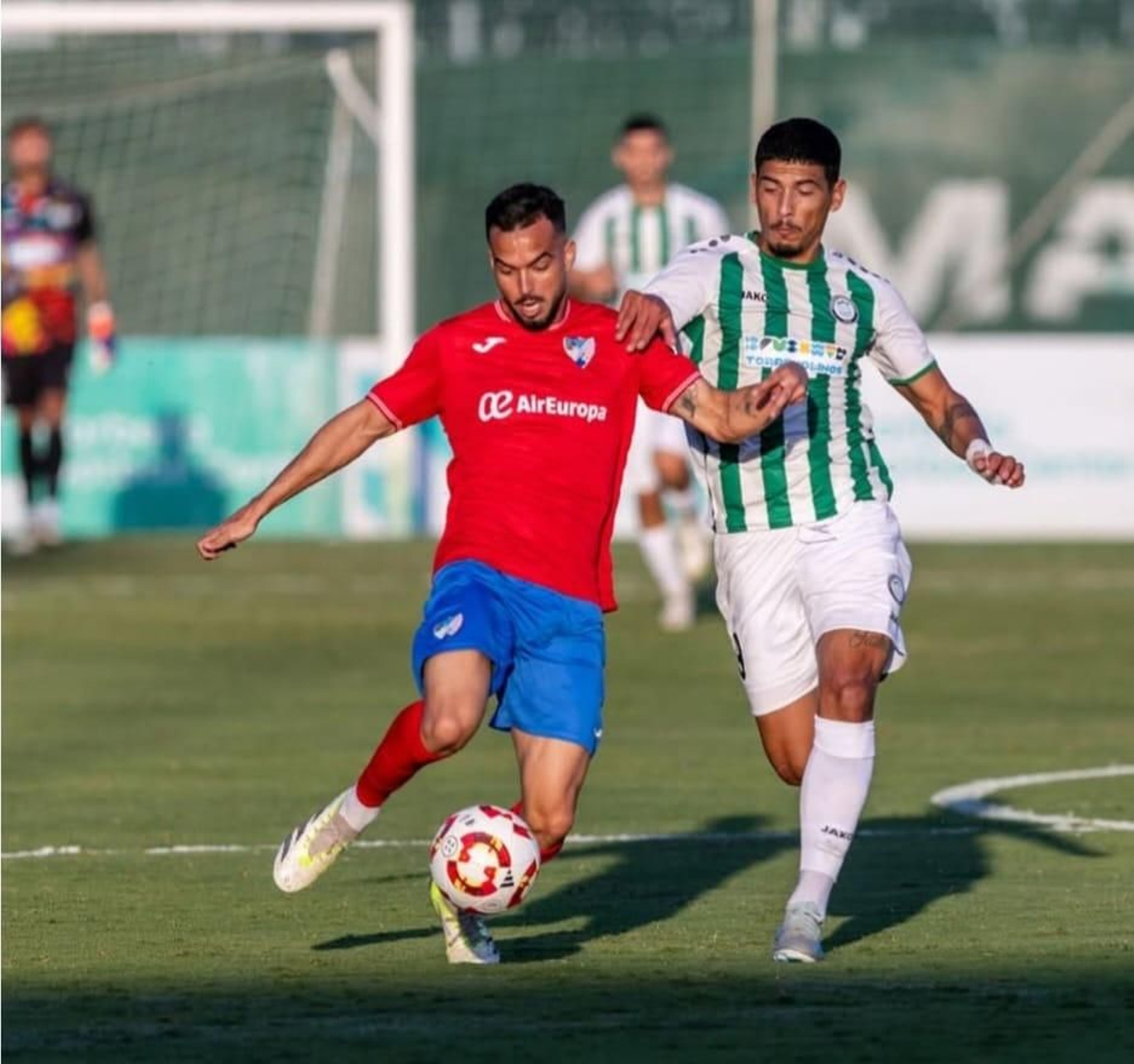 El centrocampista almeriense durante un encuentro de la pasada temporada con los malagueños.