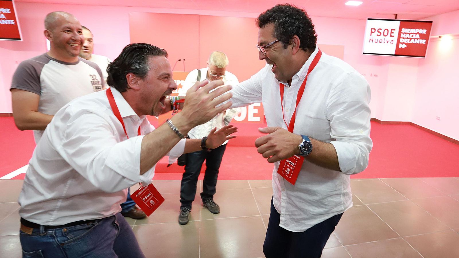 Jesús Bueno y Luis Albolli se saludan tras conocer la mayoría absoluta.