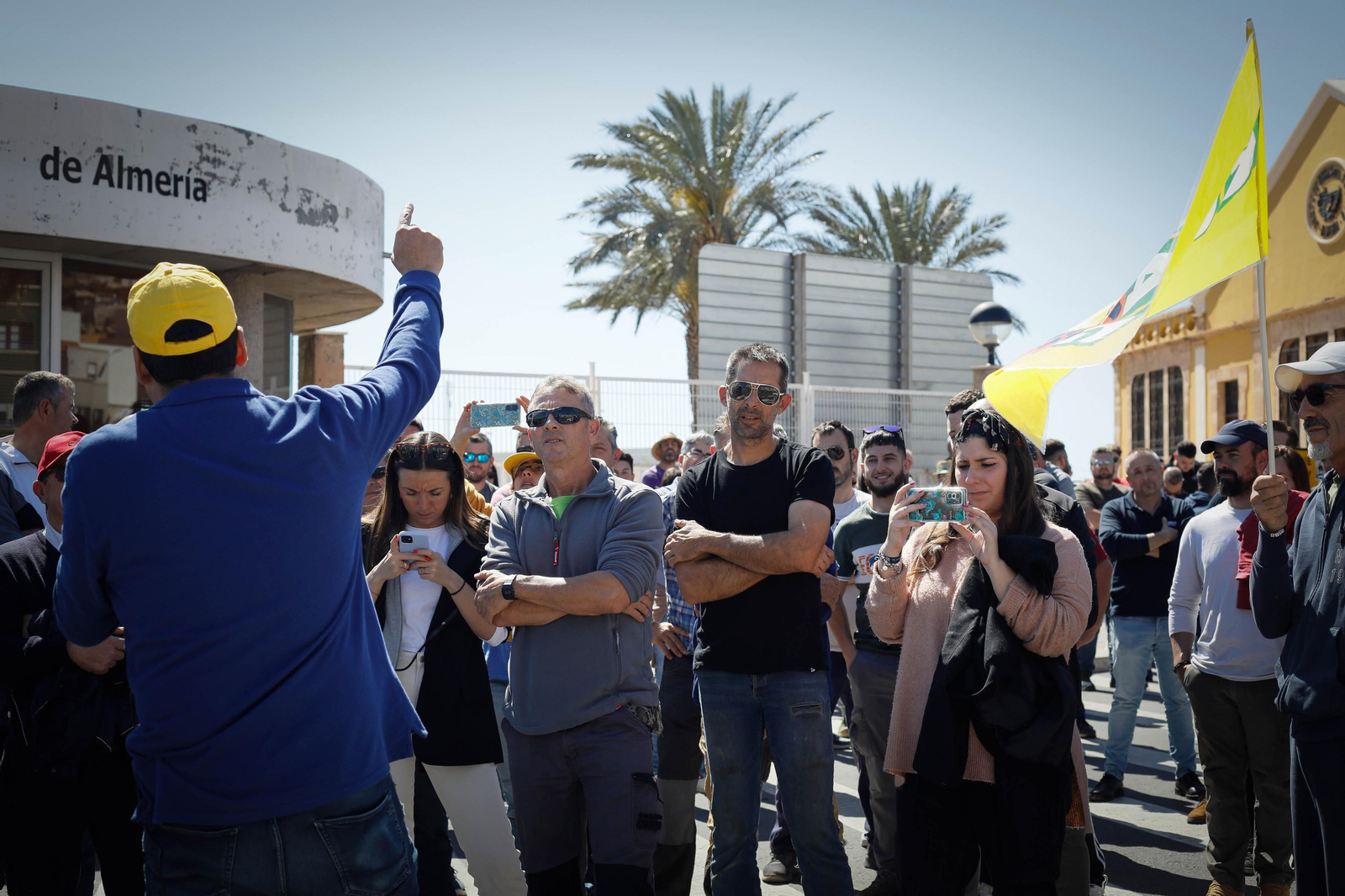 Los agricultores colapsan el puerto de Almería