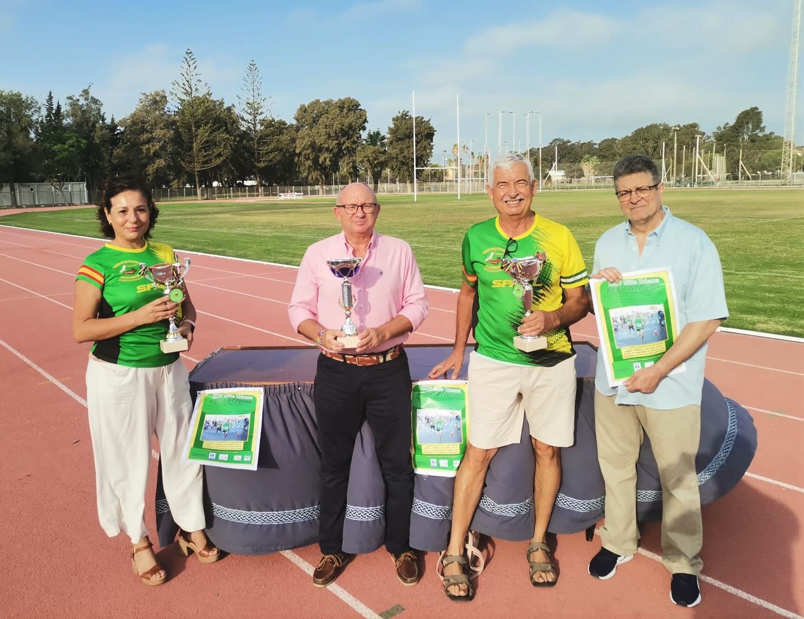El concejal de Deportes y responsables del club, con el cartel de la competición.