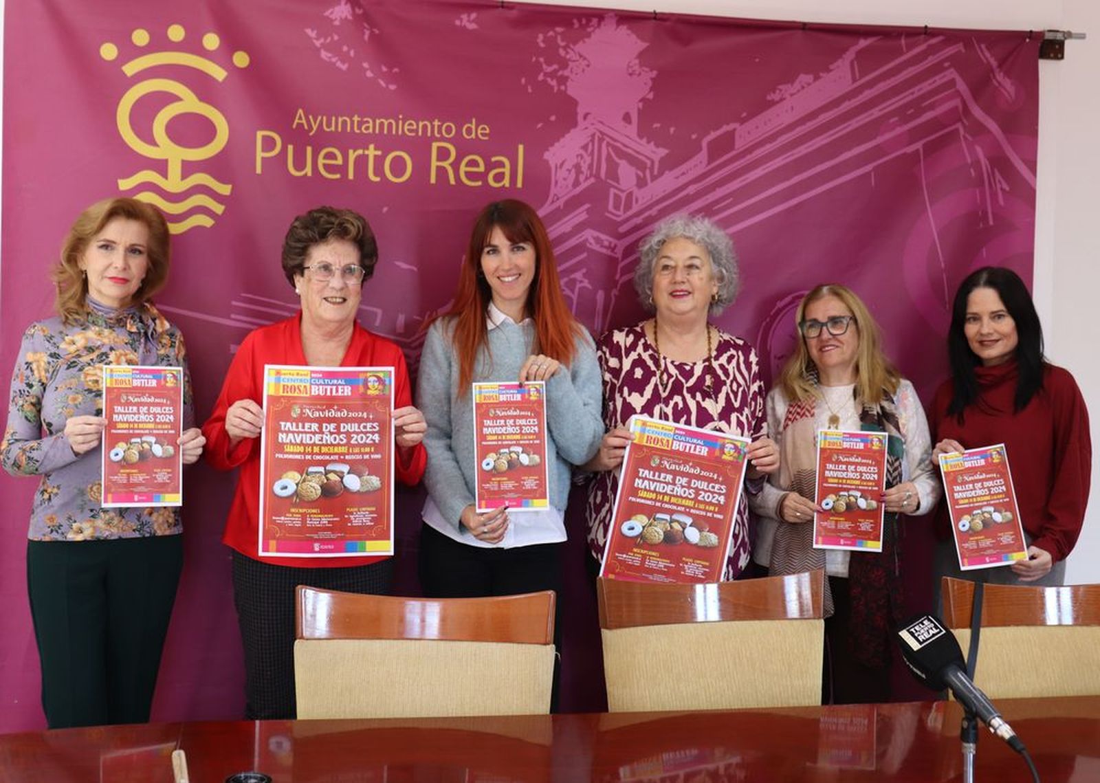 La edil de Fiestas (en el centro) junto a las integrantes de la Asociacion Gastronómica