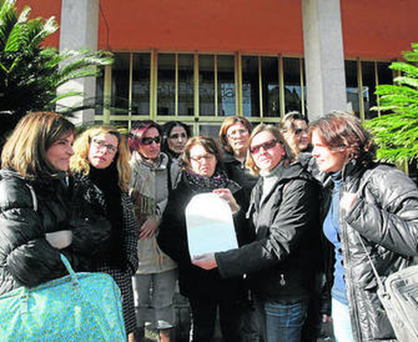 Las trabajadoras sociales, ayer, en el Ayuntamiento.