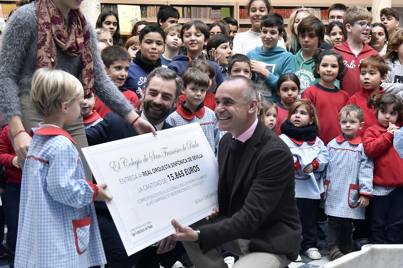 Entrega del cheque con el importe recaudado a Antonio Muñoz.