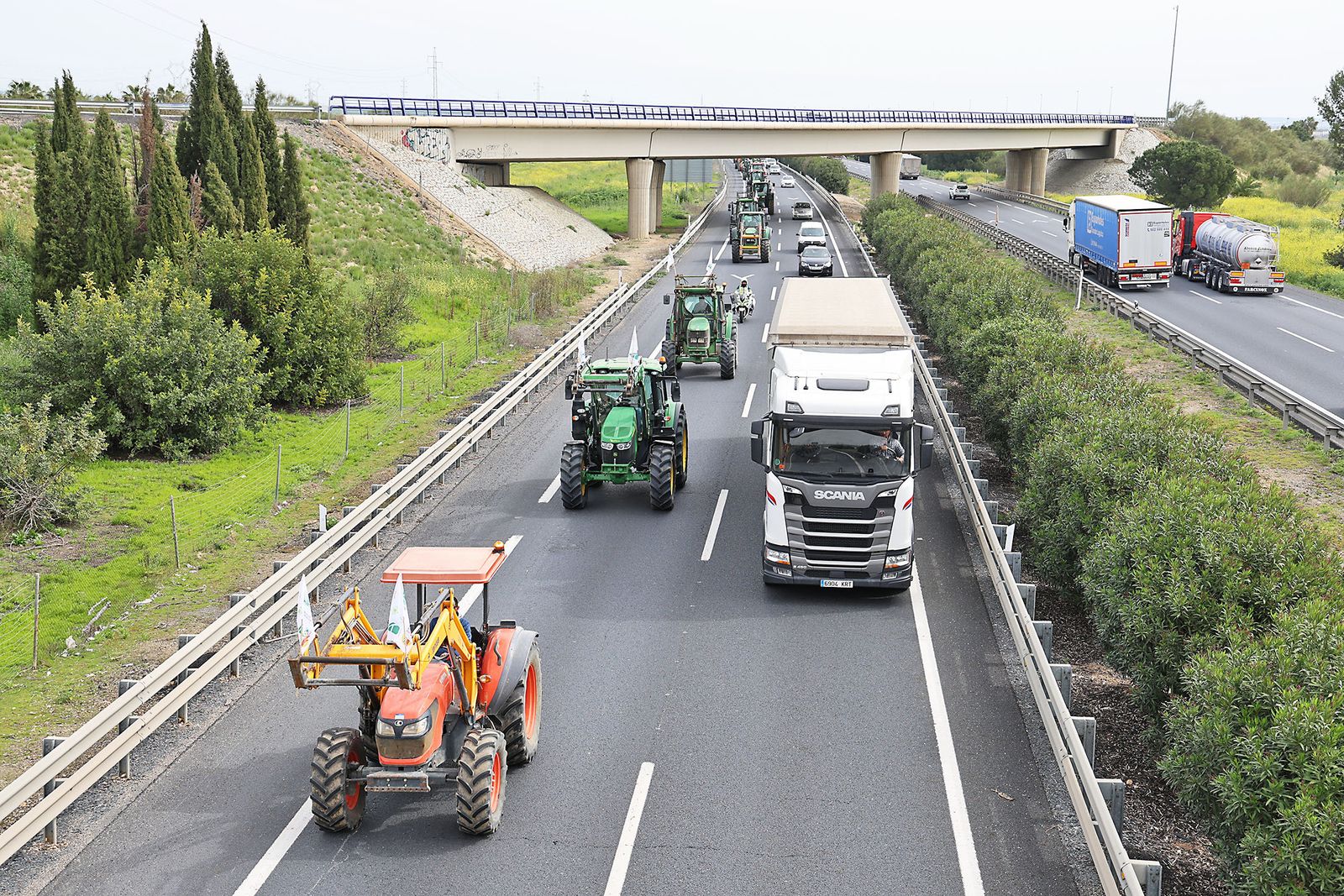Imágenes de la multitudinaria tractorada de los agricultores en Huelva
