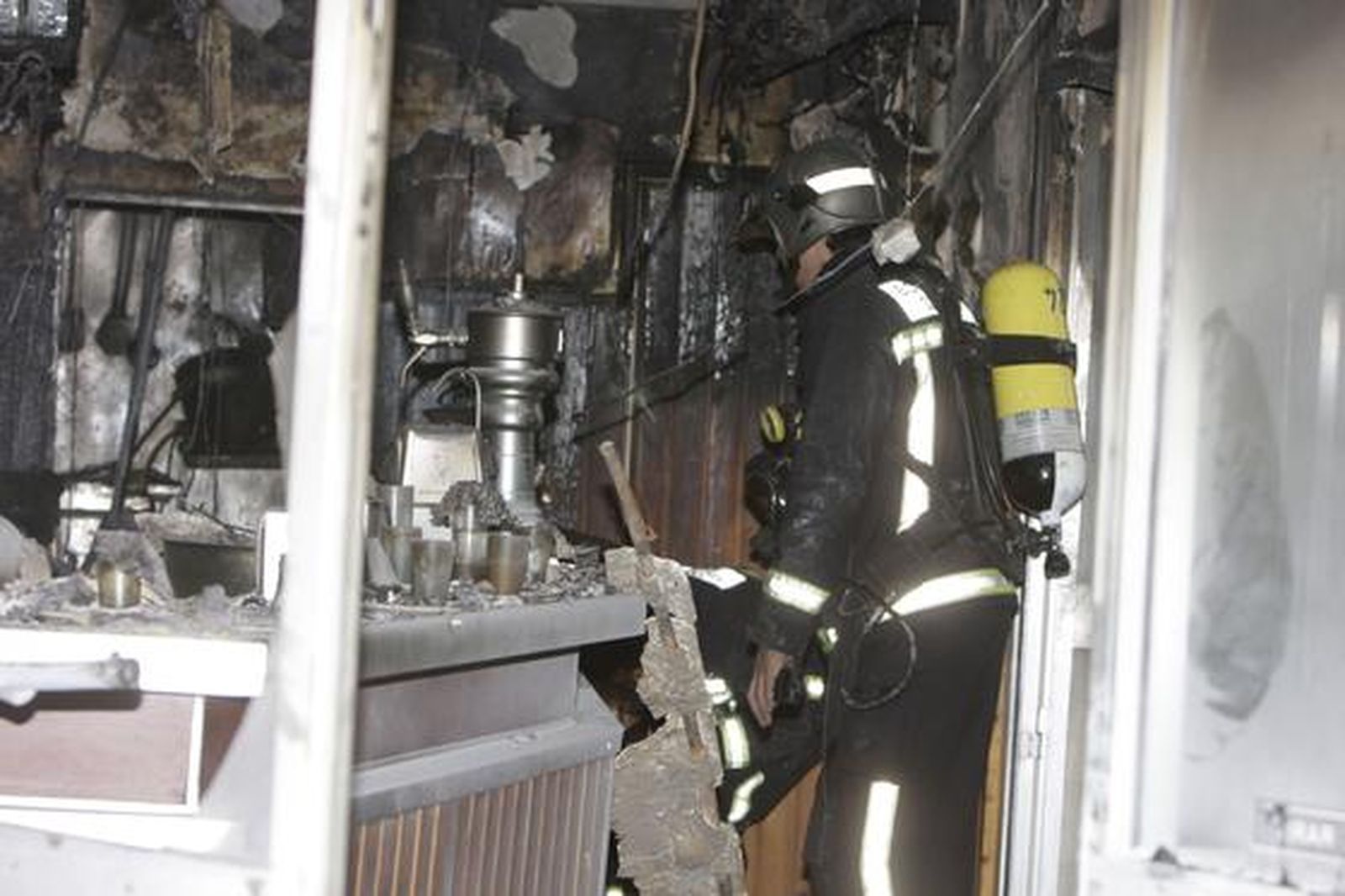 Un bombero en el interior del bar.

Foto: Ruesga Bono/José Ángel García
