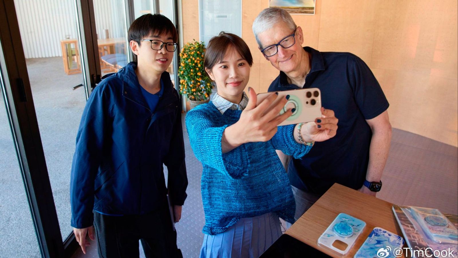El consejero delegado de Apple, Tim Cook, durante una visita a China.