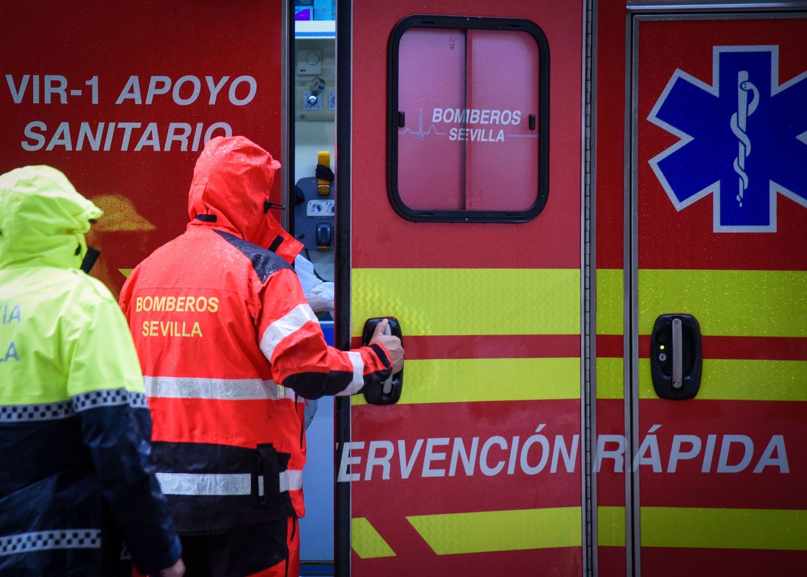 Un bombero y un policía, en una intervención reciente en Sevilla.