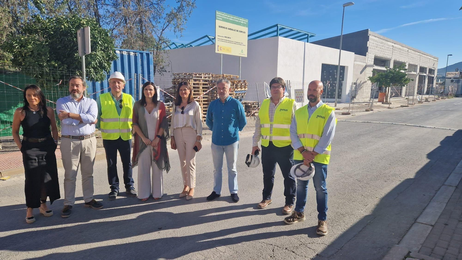 Visita de la delegada de Empleo a las obras de la futura oficina del SAE de Puente Genil.