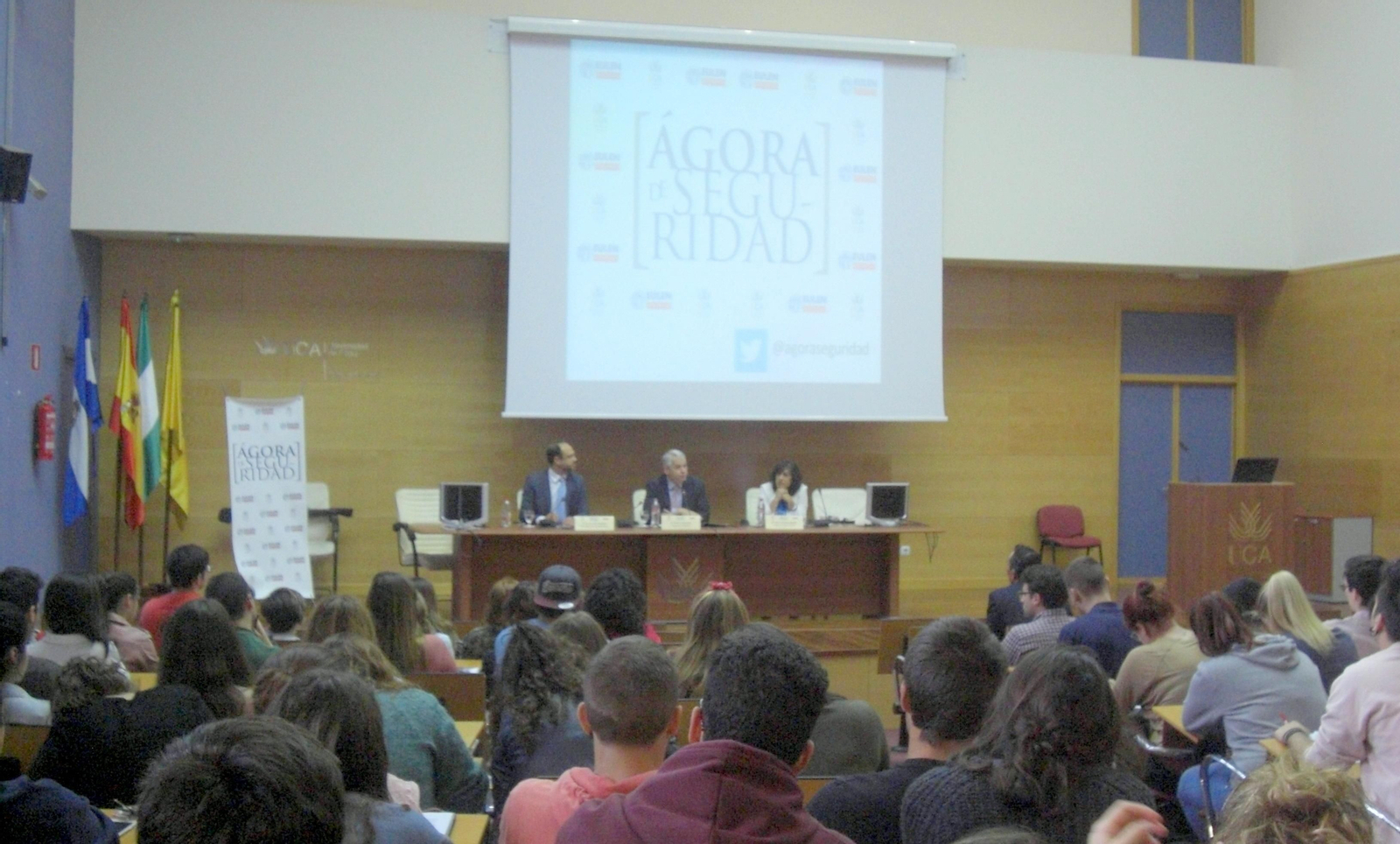 Unos 200 alumnos de la Universidad de Cádiz abarrotaron el salón para escuchar al conferenciante invitado en el 'Ágora de Seguridad/UCA-Eulen'.