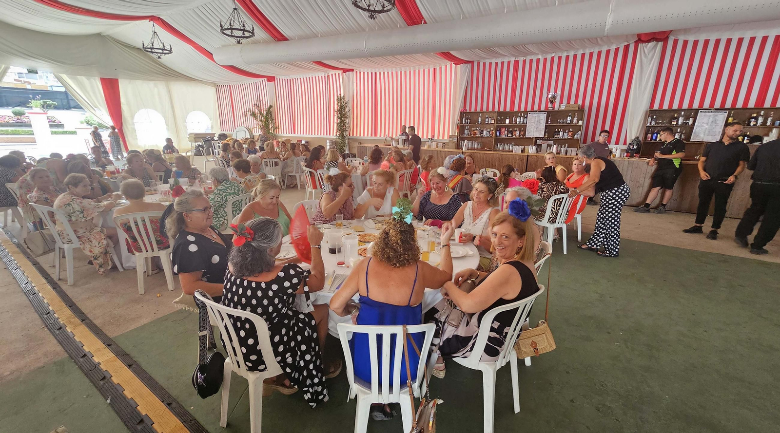 Las mujeres de San Roque disfrutan de su comida en la Feria Real