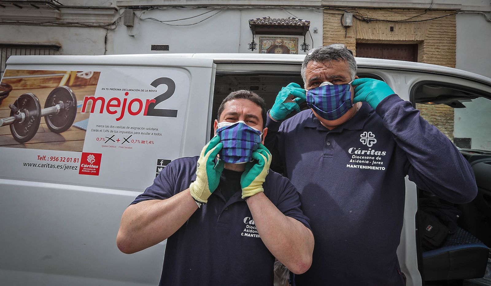Trabajadores de Cáritas Jerez con mascarillas donadas por las monjas Clarisas para su protección.