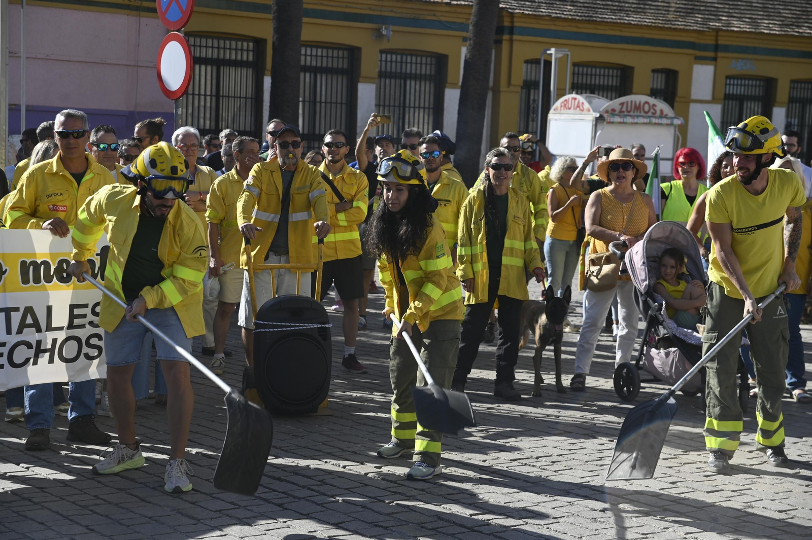 La manifestación de los bomberos forestales en Córdoba, en imágenes
