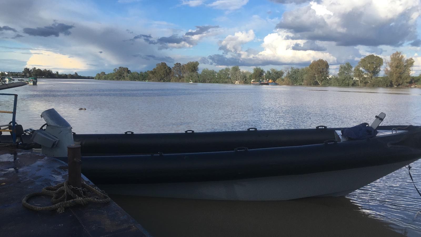 Embarcación abandonada en el río Guadalquivir.