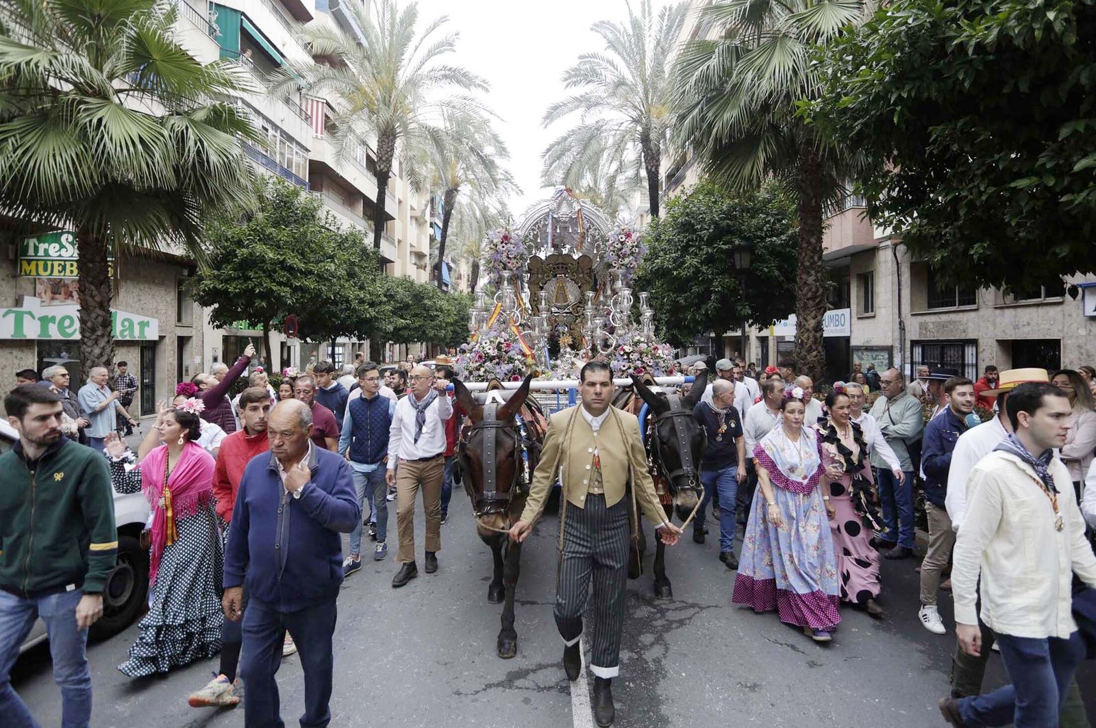 El Rocío 2023: Imágenes de la Hermandad de Emigrantes en su salida de Huelva