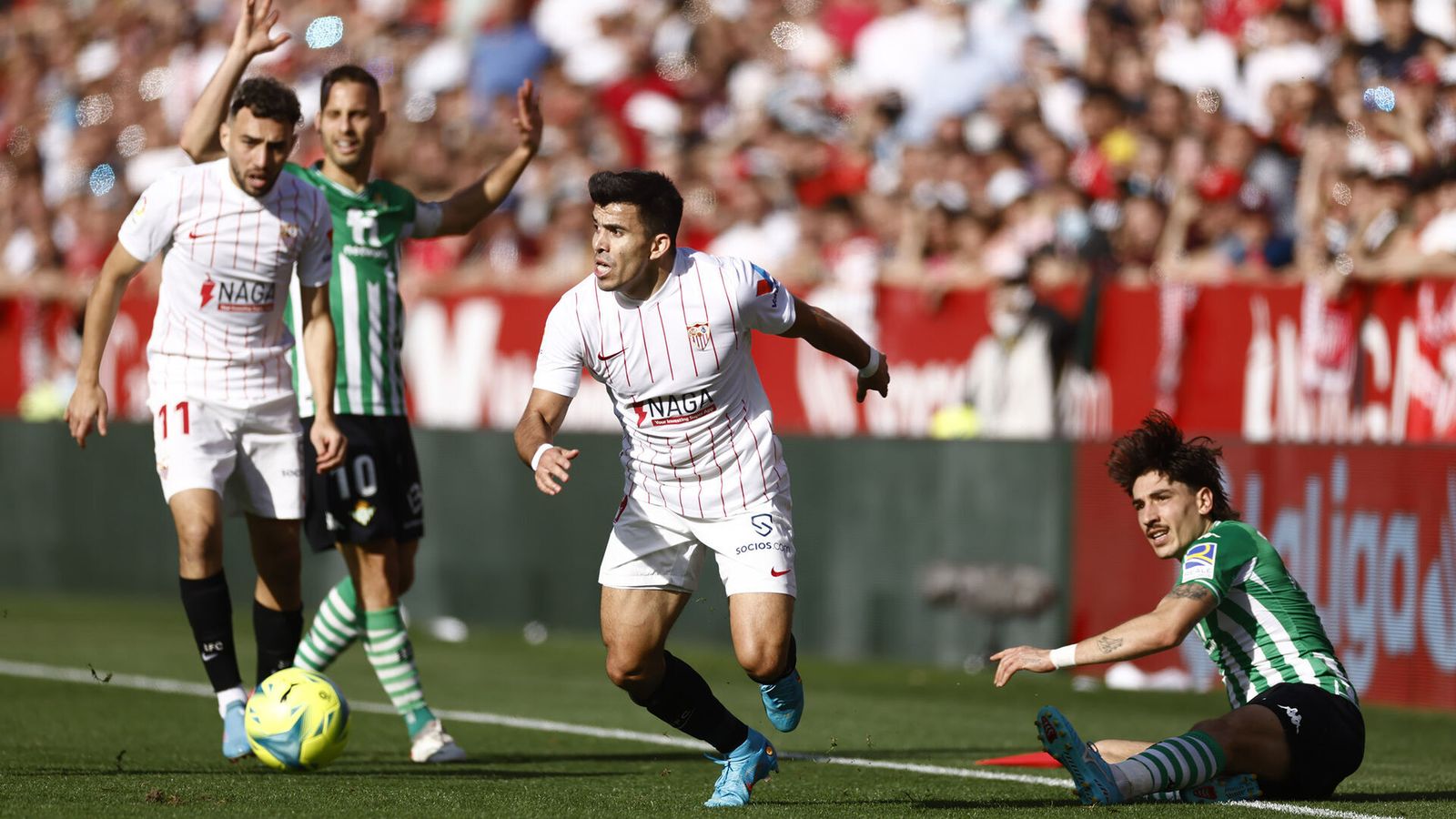 Acuña inicia un avance tras dejar atrás a Bellerín.