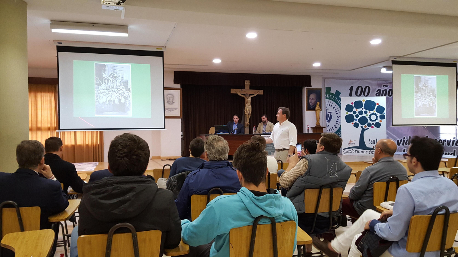 Momento de la exposición histórica sobre el modo de llevar los tronos en Málaga.