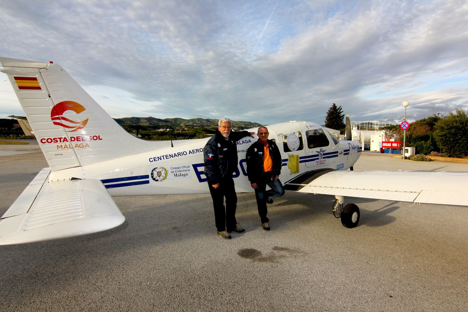 Francisco Cuevas e Ignacio Gil, ayer, en el aeródromo de Vélez-Málaga, antes de emprender el viaje.