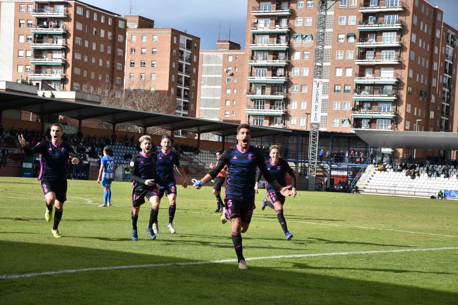 Diego Jiménez festeja el gol que marcó en el último minuto en Talavera.