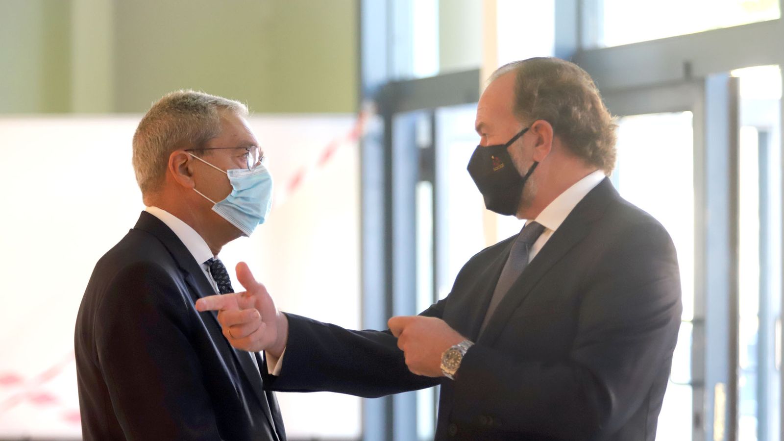 El presidente de la Caja Rural del Sur, José Luis García-Palacios, conversa con el consejero Rogelio Velasco.