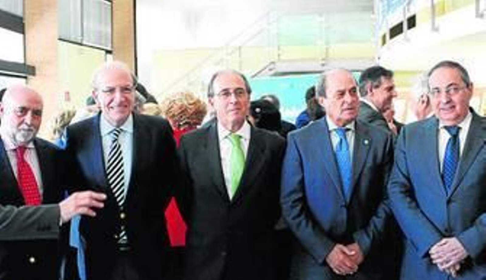 Rafael Ávila, entre el alcalde de Huelva y Antonio Ponce.