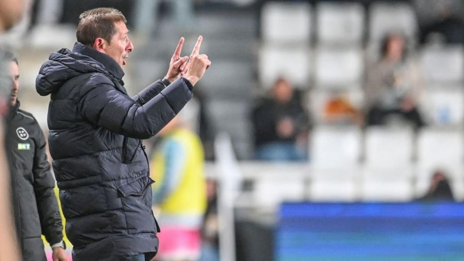 Luis Miguel Ramis da instrucciones desde el área técnica de El Plantío.