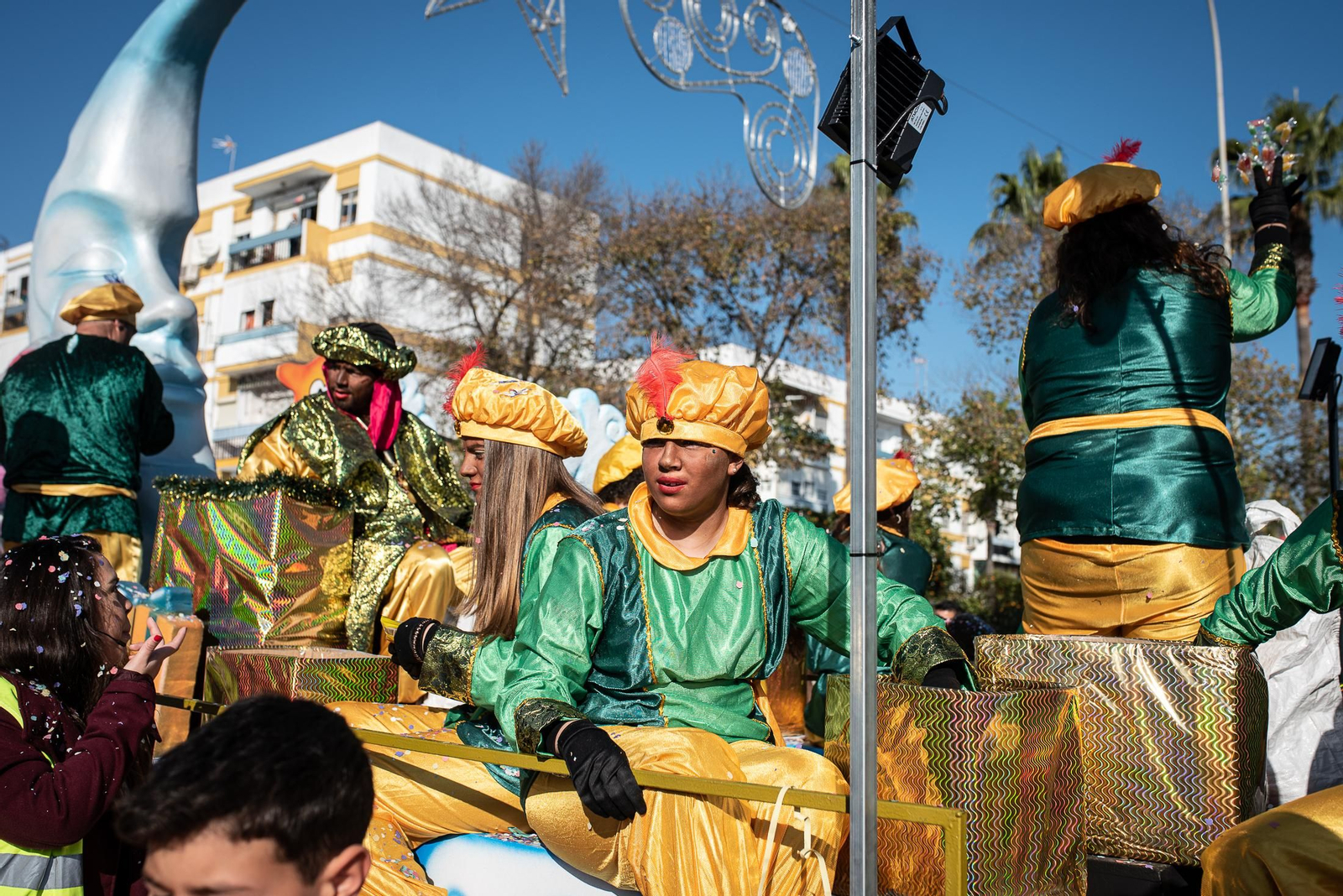 Los Reyes Magos traen la ilusión a los barrios de Huelva, en imágenes