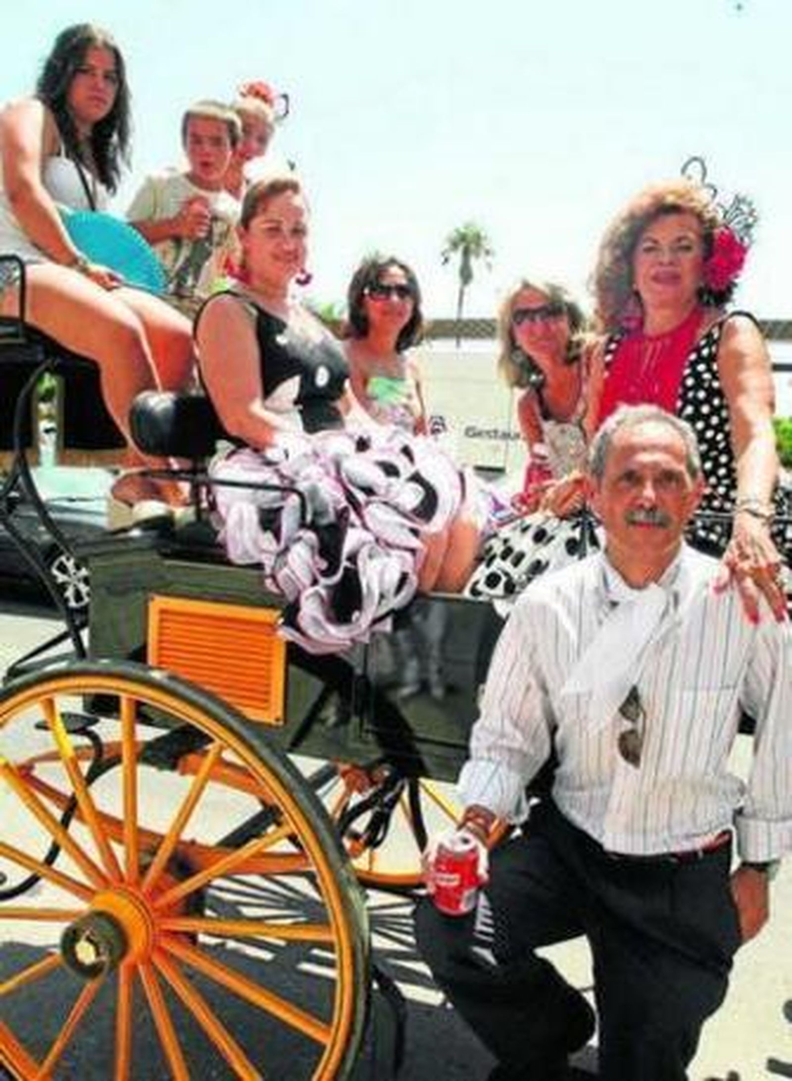 Una familia disfruta de la Feria en el Real en la Feria del año pasado.