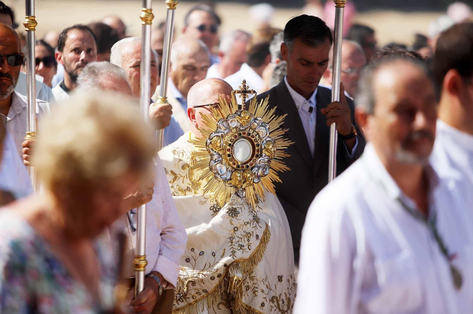 Imágenes de la procesión eucarística y solemne Función del Voto en El Rocío Chico