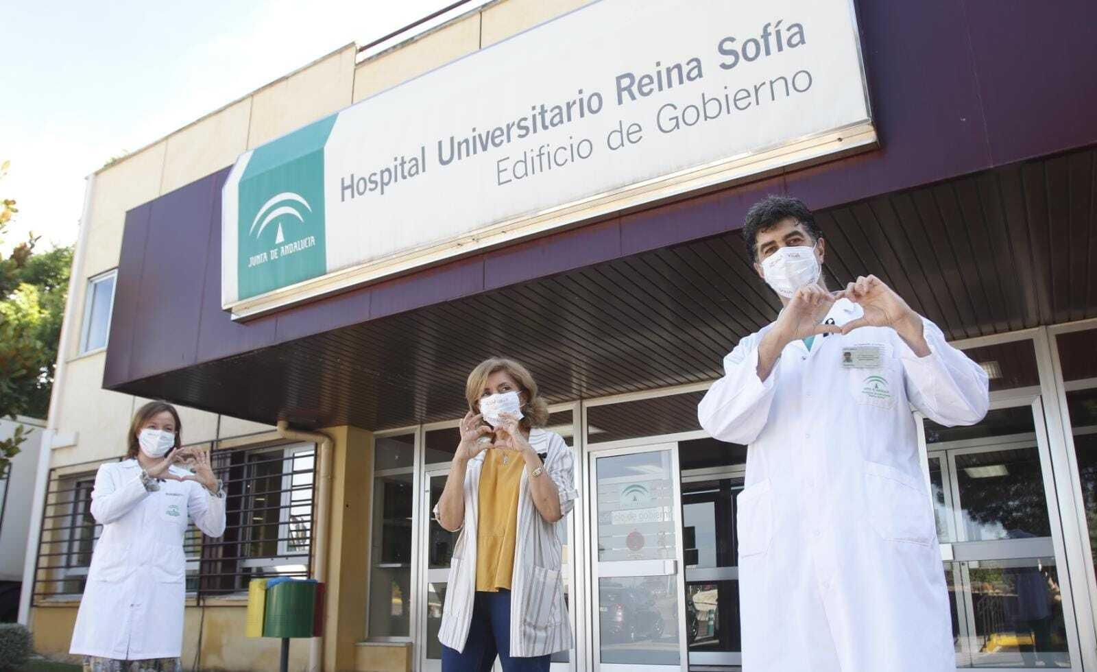 Valle García, María Jesús Botella y José María Dueñas, hacen un corazón como símbolo de la donación.