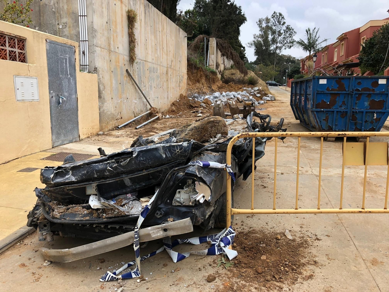Uno de los coches dañados, una vez liberado de los escombros.