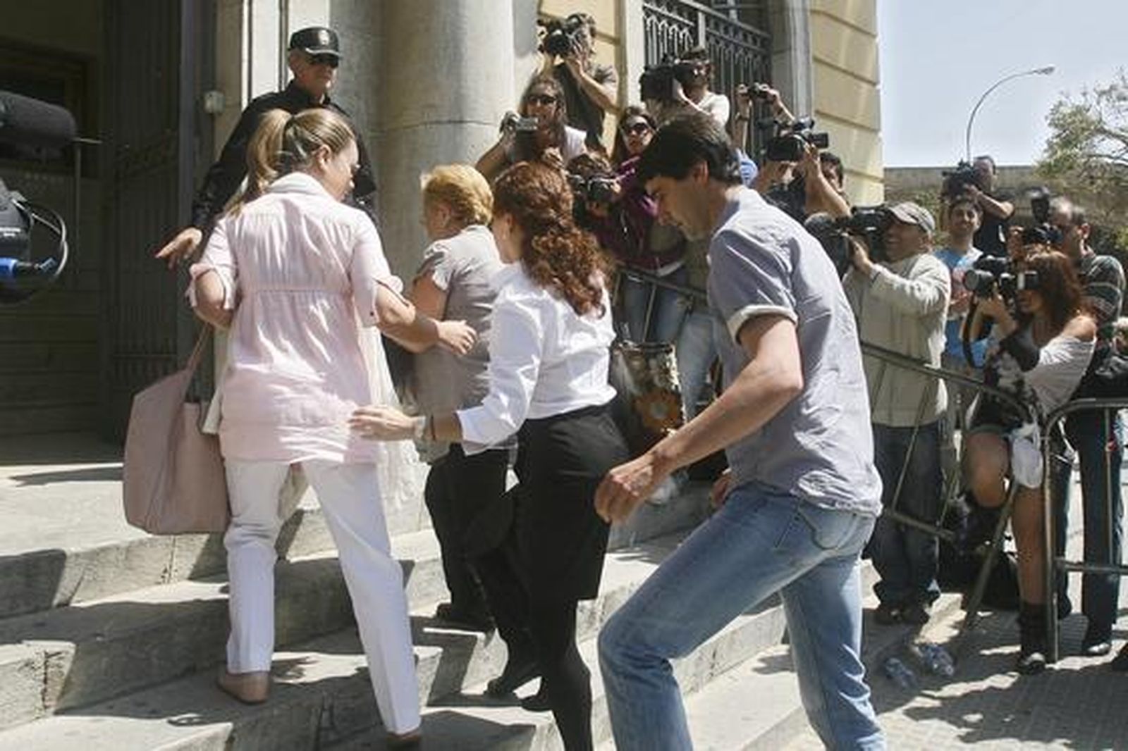 Maria José Campanario, en compañía de su madre, entrando en la Audiencia Provincial entre fuertes medidas de seguridad./Fotos:Joaquín Pino/Lourdes de Vicente

Foto: Joaquin Pino / Lourdes de Vicente