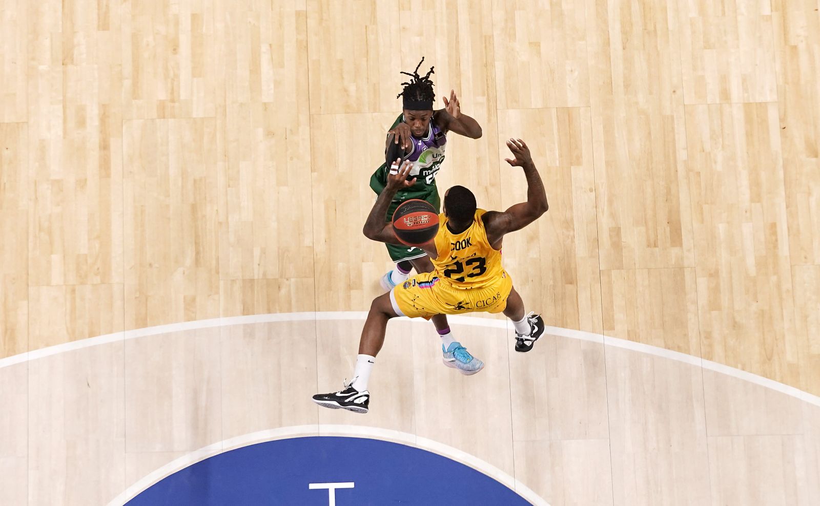 Kendrick Perry lanza a canasta.