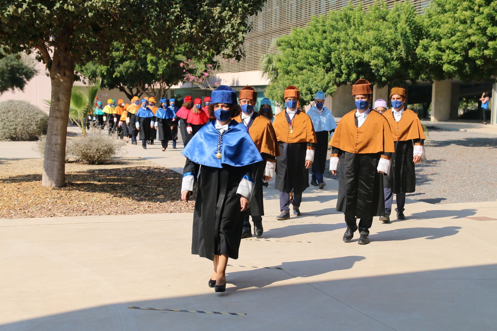 Comitiva académica accede al auditorio del Paraninfo en la UAL.