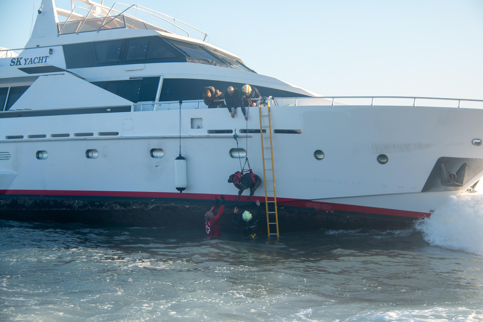 Así ha sido el rescate de los tripulantes de un yate encallado en una playa de la Costa de Granada