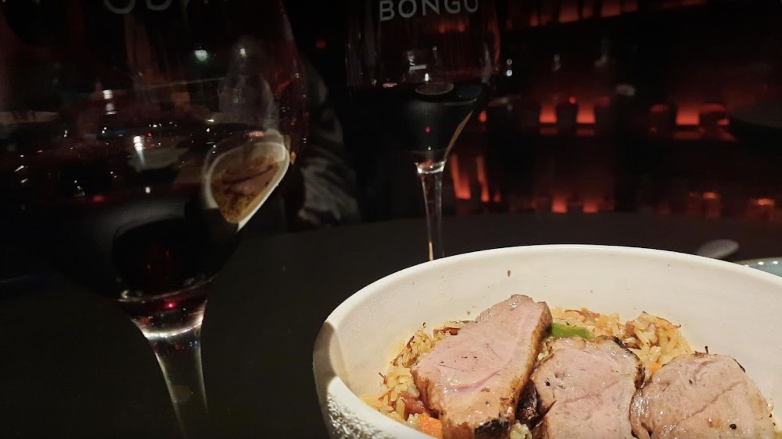 Plato y copas en Bongo