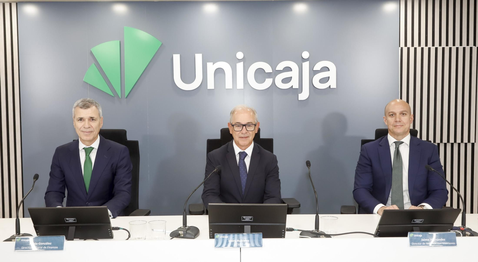 De izquierda a derecha, Pablo González, director general de Finanzas; Isidro Rubiales, CEO de Unicaja, y Jaime Hernández, director de Relación con Inversores.