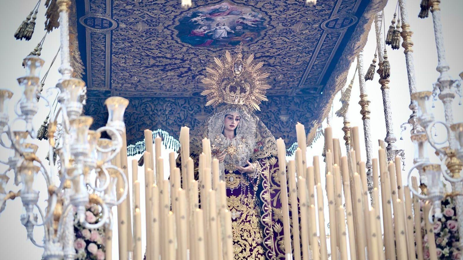 La Virgen de la Trinidad en su trono.
